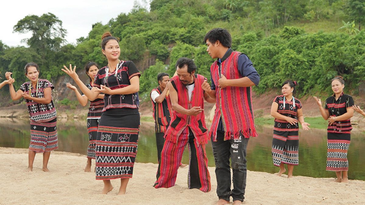 Một buổi tập múa dân vũ của đội cồng chiêng người Bru-Vân Kiều ở Quảng Trị