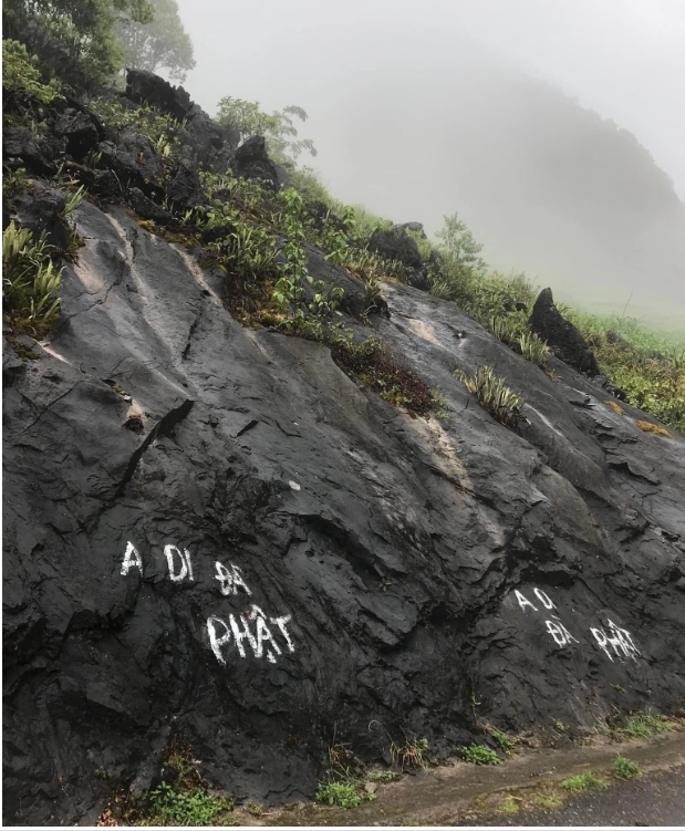 Chính quyền địa phương đã tổ chức xóa bỏ các dòng chữ ghi trên các vách đá ở đèo Mã Pì Lèng
