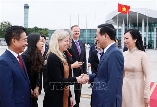 Bà Melissa Bishop, Phó Đại sứ Hoa Kỳ tại Việt Nam tiễn Chủ tịch nước Võ Văn Thưởng và Phu nhân tại Sân bay quốc tế Nội Bài - Ảnh: TTXVN