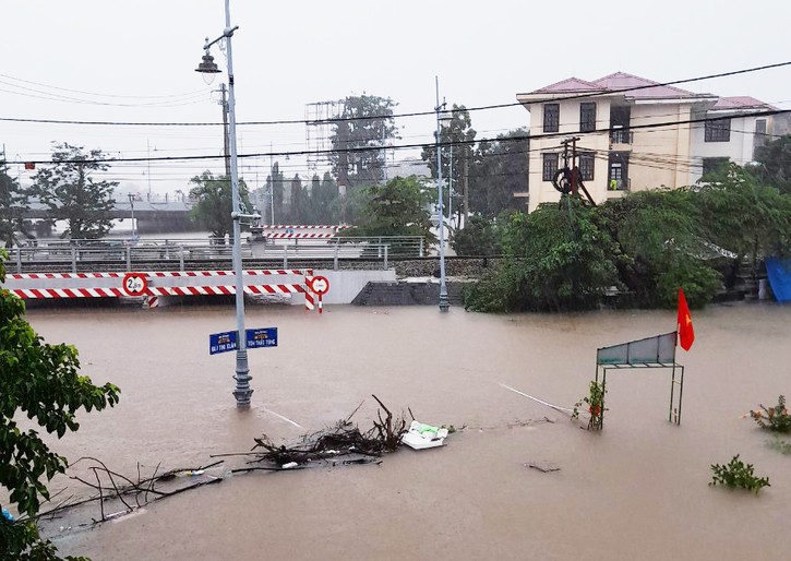 Nước ngập cầu chui qua đường sắt khu vực Thừa Thiên Huế