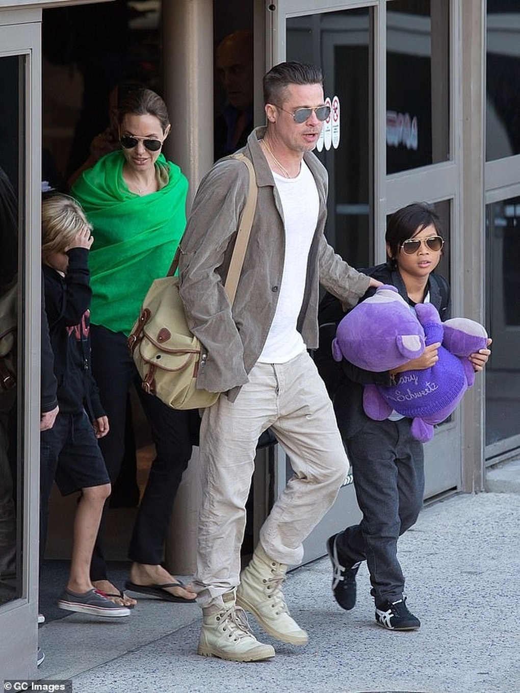 Brad Pitt xuất hiện ấn tượng trên phố sau thông tin bị các con nuôi xa lánh - 5
