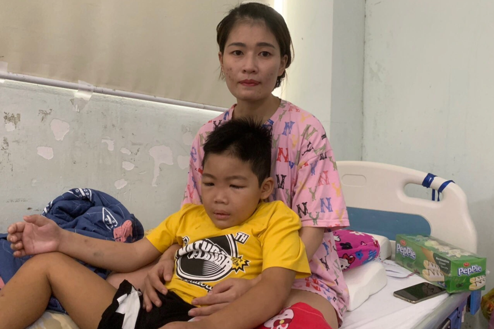 Bé trai 8 tuổi biến dạng khuôn mặt vì ung thư máu, xin mẹ về nhà chịu đau - 3