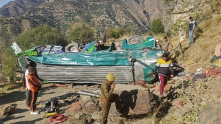 Xe bus lao xuống vách núi sâu 250m ở Ấn Độ, 30 người thiệt mạng