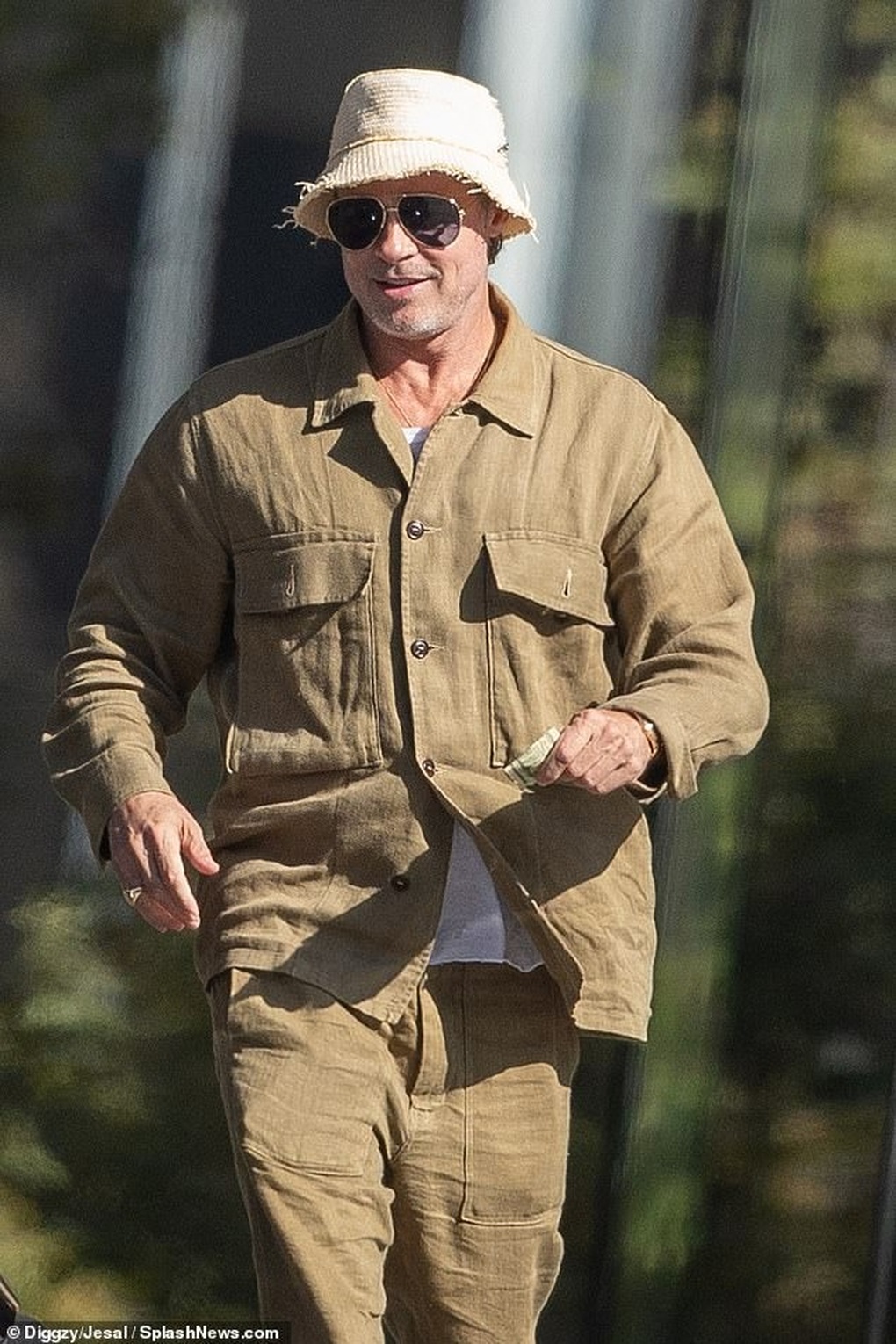 Brad Pitt xuất hiện ấn tượng trên phố sau thông tin bị các con nuôi xa lánh - 1