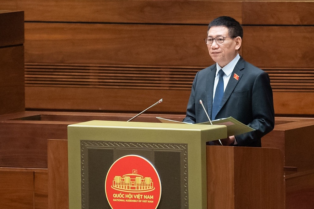  Bộ trưởng Bộ Tài chính Hồ Đức Phớc, thừa ủy quyền của Thủ tướng Chính phủ trình bày Tờ trình dự thảo Nghị quyết. Ảnh: Quochoi.vn