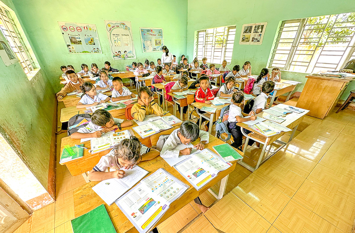Một lớp học ghép từ hai lớp 3 tại Trường tiểu học Y Jut (huyện Krông Pắk, Đắk Lắk)  - Ảnh: TRUNG TÂN