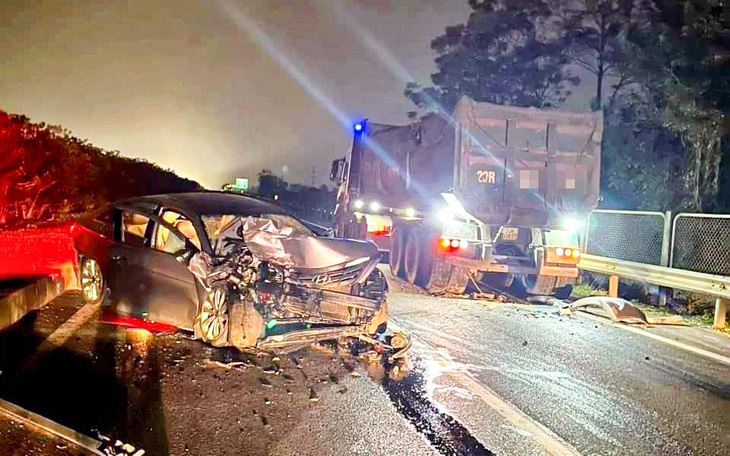 Ô tô con biến dạng sau khi tông trúng xe tải đỗ trên cao tốc Hà Nội - Thái Nguyên