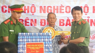 Thứ trưởng Lương Tam Quang dự lễ khánh thành nhà cho người nghèo tại Hà Tĩnh