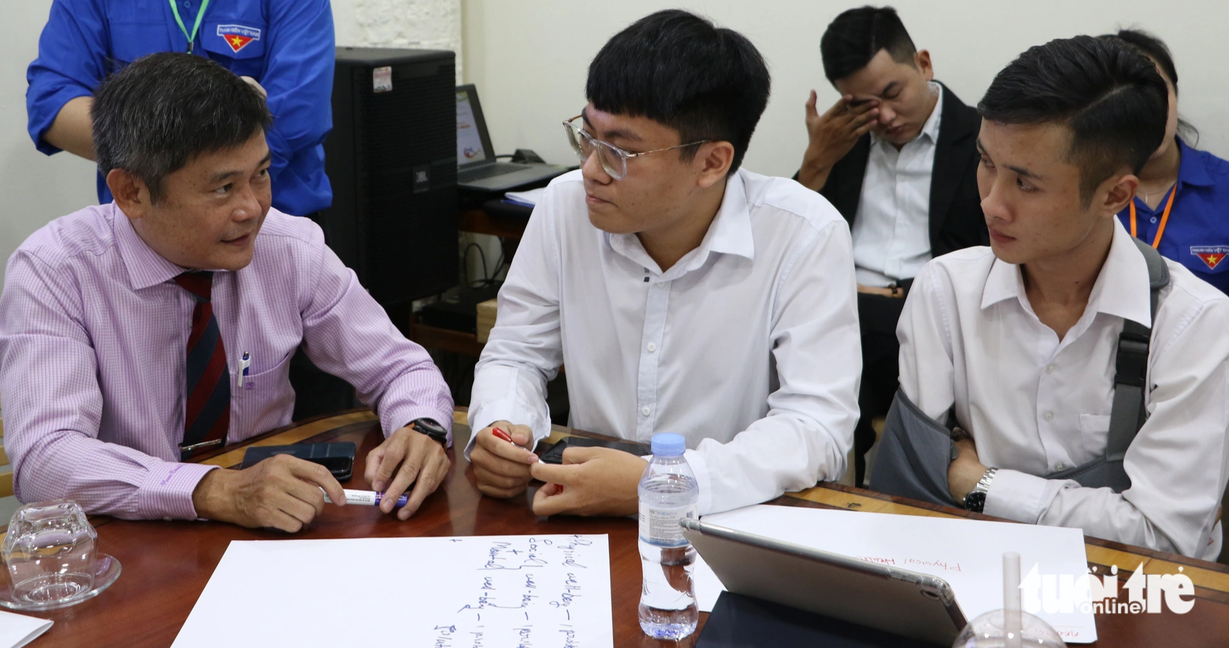 Đại biểu trao đổi cùng PGS.TS.BS Nguyễn Duy Phong (bên trái) - Đại học Y Dược TP.HCM - liên quan đến các vấn đề về sức khỏe và an sinh - Ảnh: BÌNH MINH