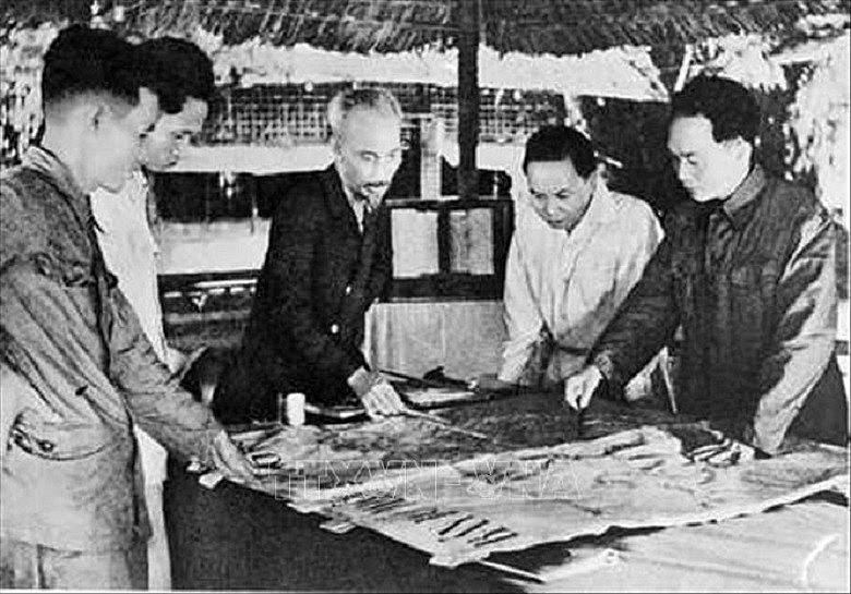 Ngày 6/12/1953, Bộ Chính trị tổ chức cuộc họp dưới sự chủ trì của Chủ tịch Hồ Chí Minh để nghe Tổng Quân ủy báo cáo và duyệt lần cuối kế hoạch tác chiến Đông - Xuân 1953 - 1954, đồng thời quyết định mở Chiến dịch Điện Biên Phủ với quyết tâm tiêu diệt bằng được tập đoàn cứ điểm này
