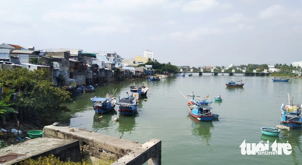 Bờ nam sông Cái Nha Trang cũng đã bị World Bank hủy tài trợ vốn cho tỉnh Khánh Hòa đầu tư xây dựng kè và đường dọc bờ sông - Ảnh: PHAN SÔNG NGÂN