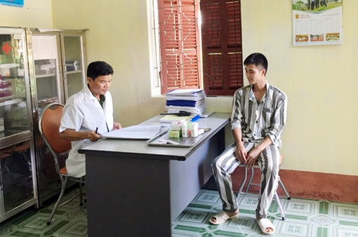  Bác sĩ trại giam Thanh Phong coi bệnh nhân như người thân