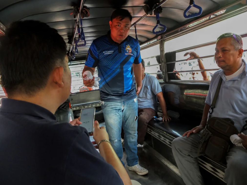 Bên trong một chiếc xe jeepney - Ảnh: GETTY IMAGES