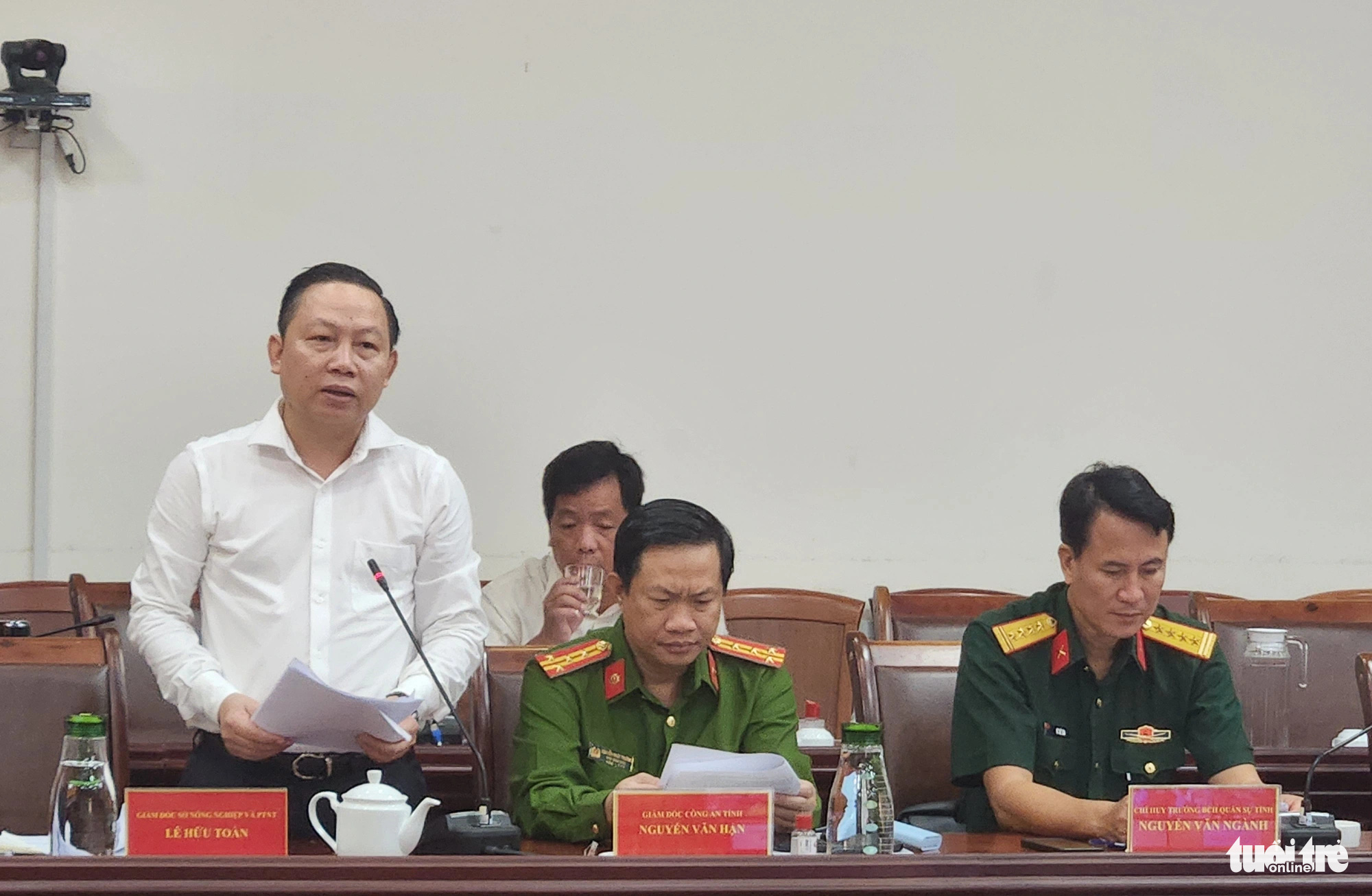 Ông Lê Hữu Toàn - giám đốc Sở Nông nghiệp và Phát triển nông thôn tỉnh Kiên Giang - trình bày báo cáo về hạn mặn - Ảnh: BỬU ĐẤU
