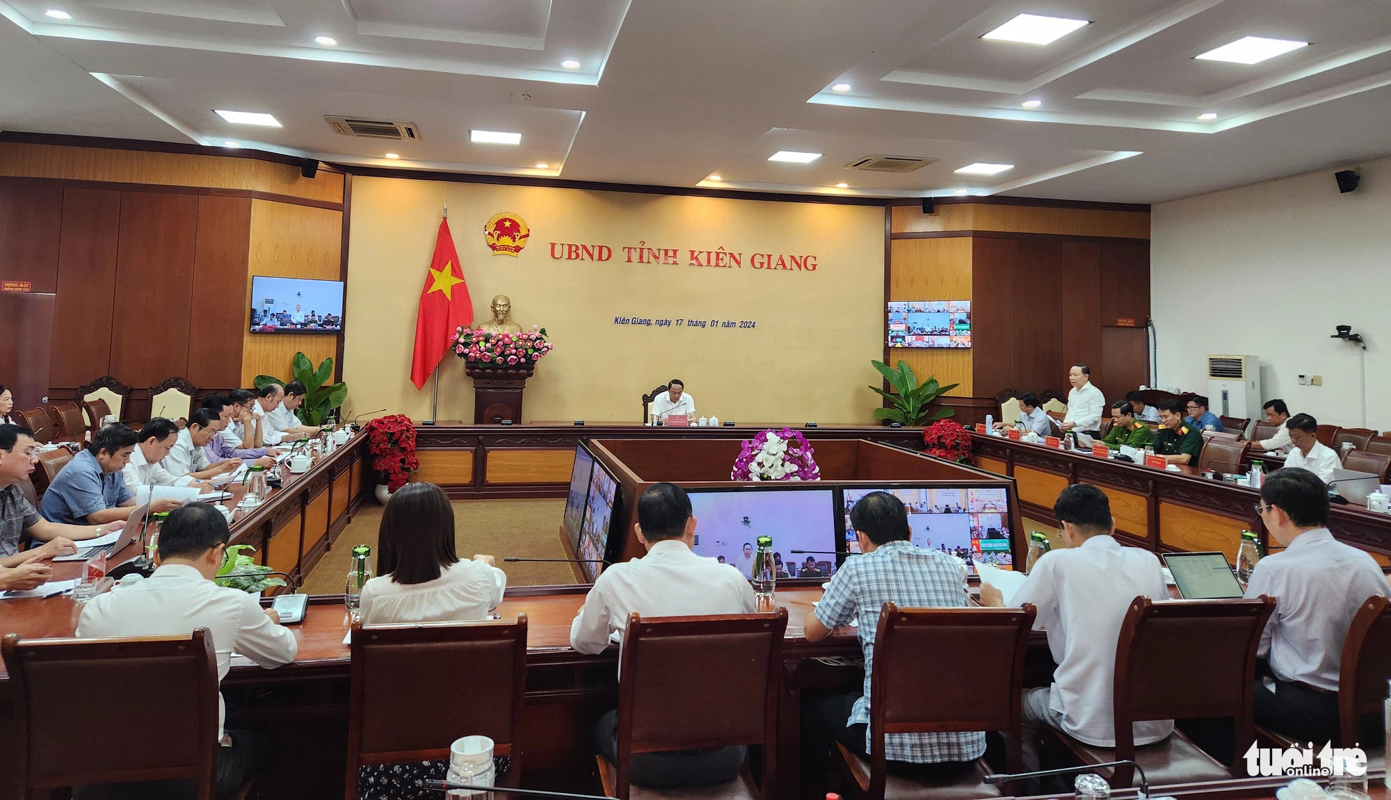 Toàn cảnh hội nghị bàn về các giải pháp chống hạn, mặn năm 2024 tại UBND tỉnh Kiên Giang - Ảnh: BỬU ĐẤU